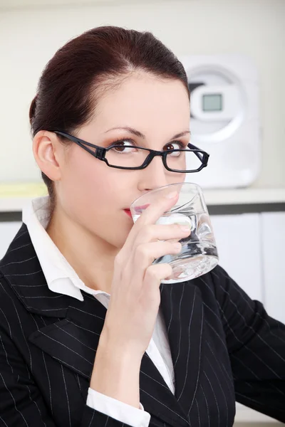 Geschäftsfrau trinkt Wasser. — Stockfoto