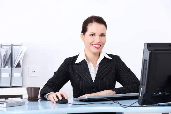 Pretty businesswoman sitting in the office. — Stock Photo, Image
