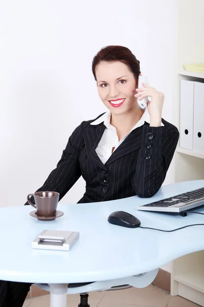 Hermosa mujer de negocios hablando por teléfono. — Foto de Stock