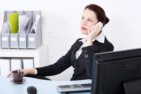 Сидящая деловая женщина отвечает на звонки . — стоковое фото