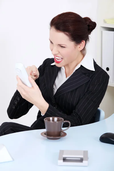 Mulher de negócios bonita gritando através do telefone . — Fotografia de Stock