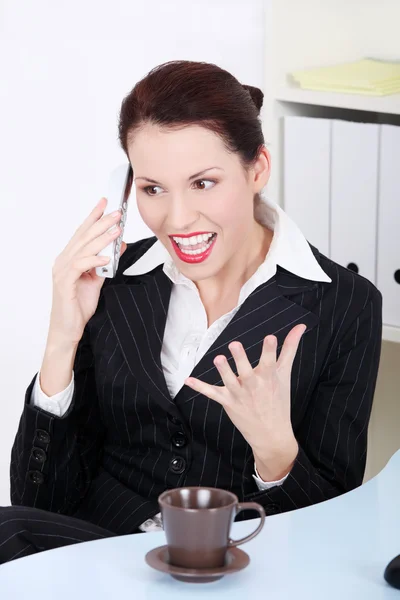 Vacker affärskvinna vansinnigt pratar i telefonen. — Stockfoto