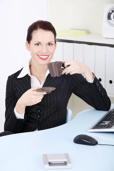 Schöne Geschäftsfrau während einer Kaffeepause. — Stockfoto