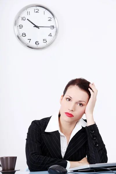Müde Geschäftsfrau im Büro. — Stockfoto
