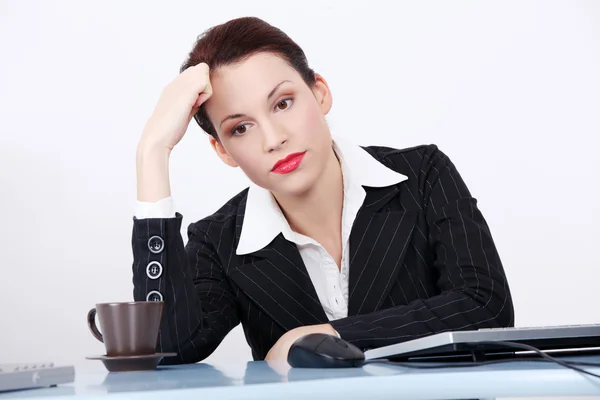 Denkende Geschäftsfrau sitzt im Büro. — Stockfoto