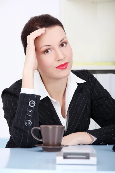Pensando donna d'affari seduta in ufficio . — Foto Stock