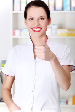 Eczacı gösteren iyi bir jest.