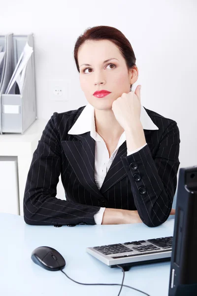 Hermosa mujer de negocios preguntándose en una oficina . — Foto de Stock