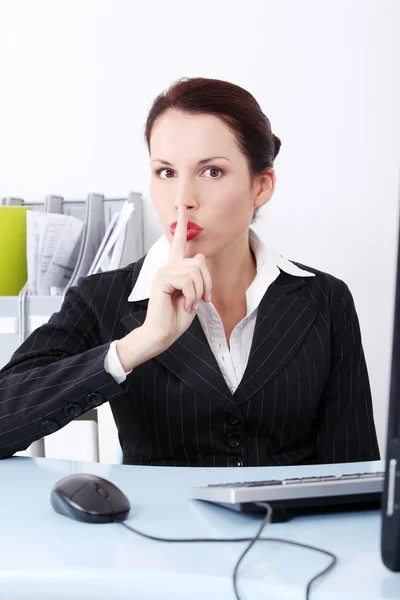 Schöne Geschäftsfrau zeigt zu schweigen. — Stockfoto