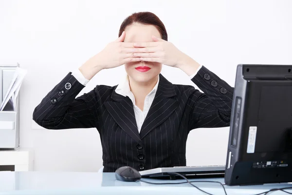 Biznes kobieta ukrywa jej oczy za rękę. — Zdjęcie stockowe