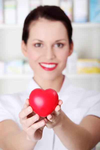 Primer plano del corazón en manos del farmacéutico . — Foto de Stock