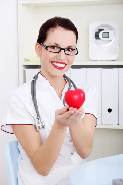 Kvinnliga läkare anläggning hjärta. — Stockfoto