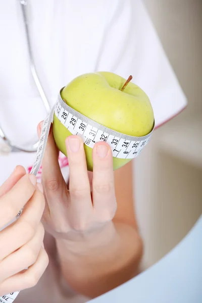 Fechar a medição da maçã . — Fotografia de Stock