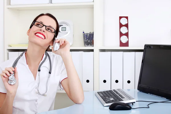 Kobieta lekarz rozmawia przez telefon. — Zdjęcie stockowe