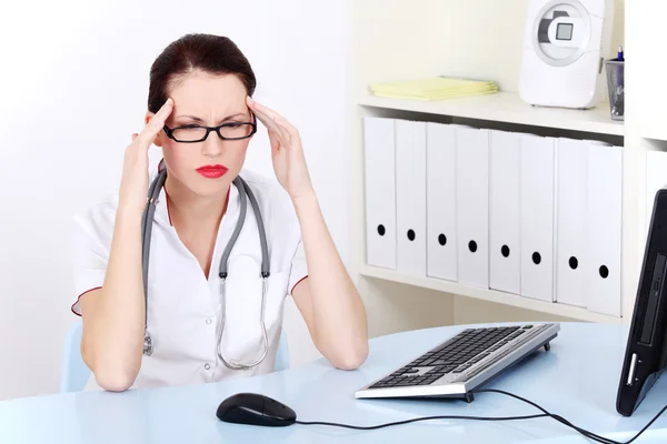 Kvinnliga läkare att ha huvudvärk. — Stockfoto