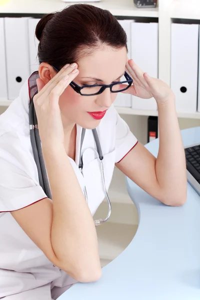 Medico femminile con mal di testa . — Foto Stock