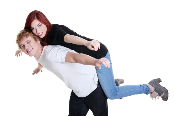 Fiatal pár szórakozik együtt a háton és a karok outstre — Stock Fotó