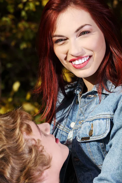 Szczęśliwy uśmiechający się dziewczyna embraceable przez swojego chłopaka. — Zdjęcie stockowe