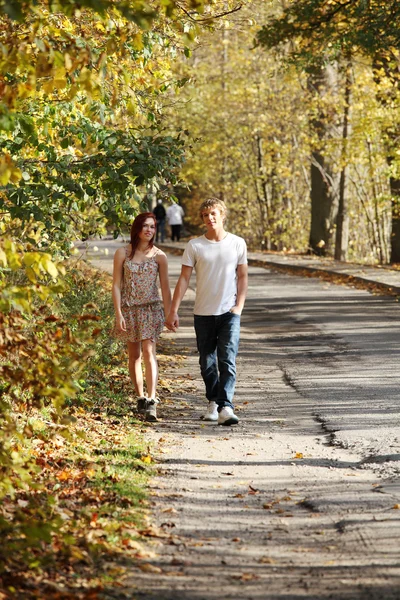 Paar geht im Park spazieren. — Stockfoto