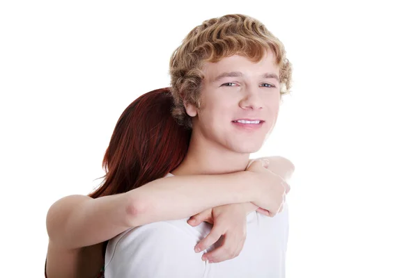 Νεαρό ζευγάρι αγκαλιάζει. — Φωτογραφία Αρχείου