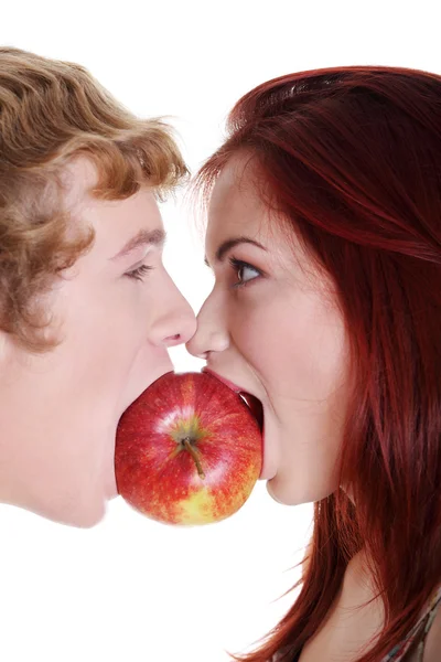 Elma ısırmayı çift portre. — Stok fotoğraf