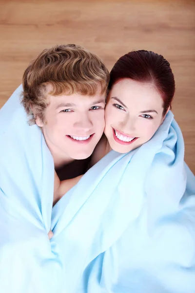 Casal envolto em cobertor . — Fotografia de Stock