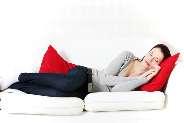 Schöne Frau schläft auf einer Couch. — Stockfoto