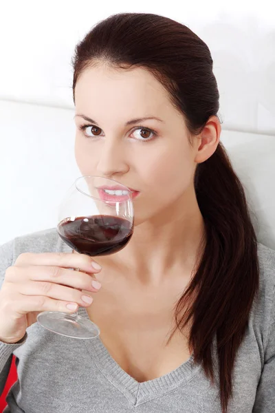 Mulher sorridente segurando um copo de vinho . — Fotografia de Stock