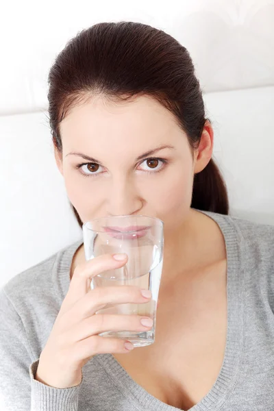 Όμορφη γυναίκα, κρατώντας ένα ποτήρι νερό. — Φωτογραφία Αρχείου