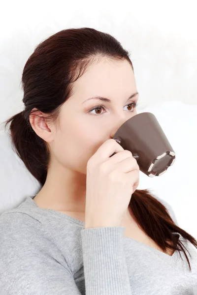 Egy coffeor tea fogyasztása, a gyönyörű nő. — Stock Fotó