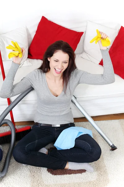 Mulher bonita limpando em casa . — Fotografia de Stock