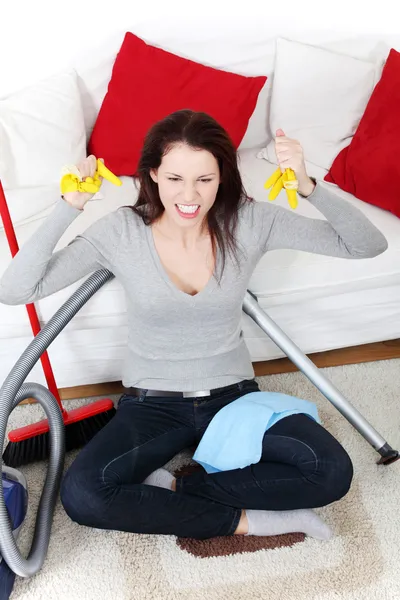 Öfkeli kadın, evde temizlik. — Stok fotoğraf