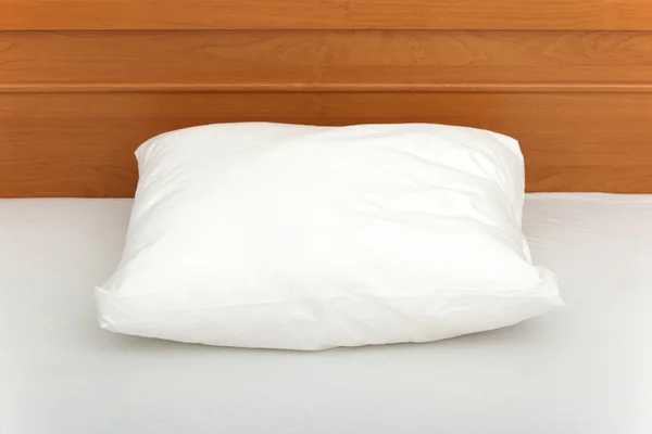 Poduszka na pustym łóżku. — Zdjęcie stockowe
