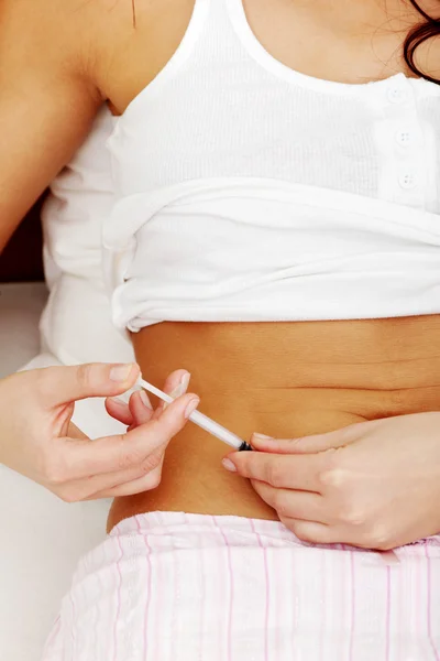 Inzulint fecskendező nő a gyomrába. — Stock Fotó