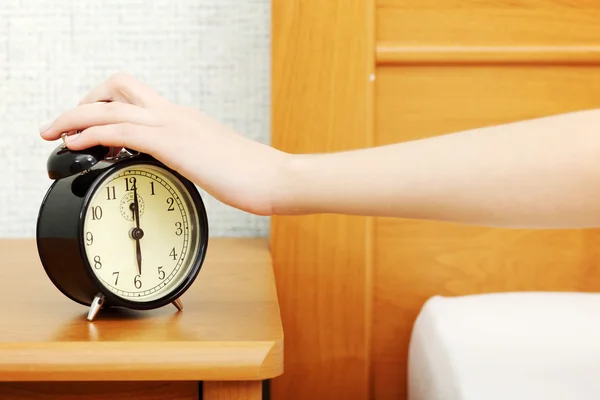 Γυναίκα να απενεργοποιήσετε το ρολόι συναγερμών το πρωί. — Φωτογραφία Αρχείου