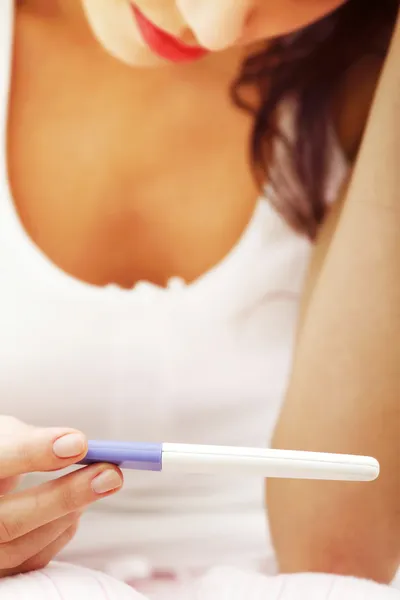 Endişeli kadın hamilelik testi arıyorsunuz. — Stok fotoğraf