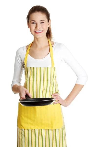 Lachende vrouwelijke tiener met een koekenpan. — Stockfoto