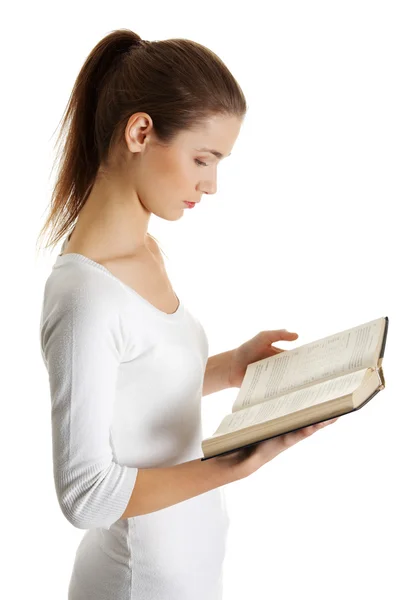 Adolescente bonita com um livro . — Fotografia de Stock