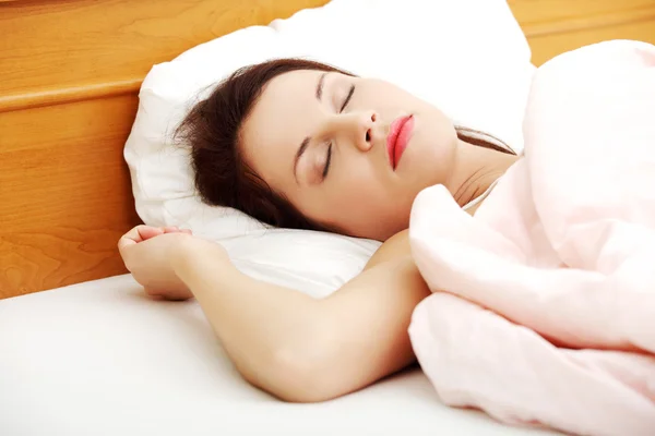 Красивая женщина спит в постели. — стоковое фото