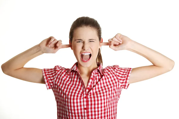 Enojada adolescente hembra obstruyendo sus oídos . — Foto de Stock