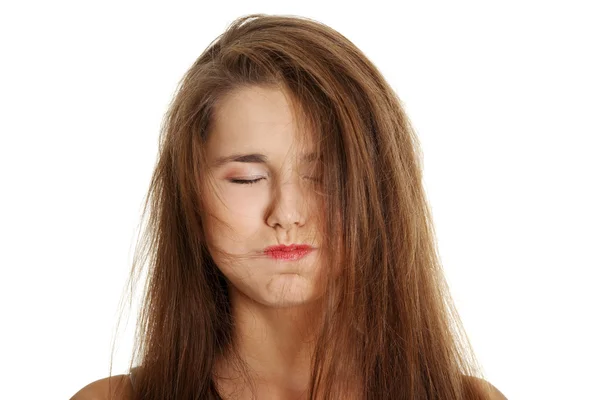 Unbrushed kvinnliga tonåring att göra ett ansikte. — Stockfoto