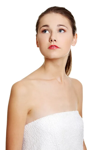 Prtrait de uma adolescente feminina envolto com uma toalha . — Fotografia de Stock