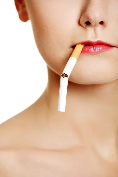 Primer plano de la cara con un cigarrillo . — Foto de Stock