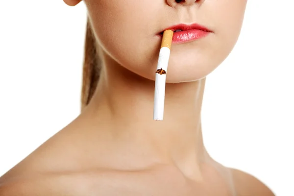 Nahaufnahme im Gesicht mit einer Zigarette. — Stockfoto