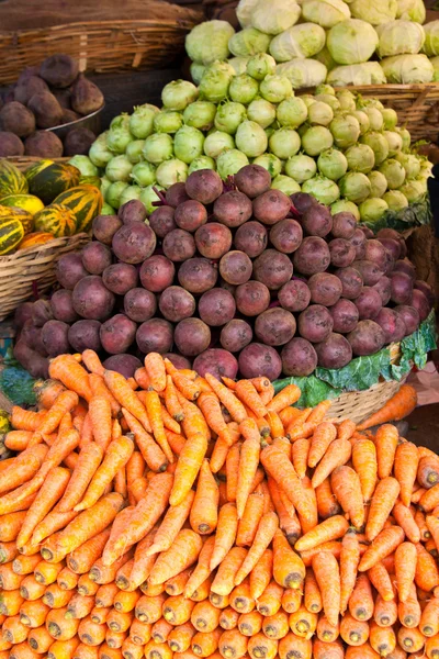 Meyve ve sebzeler bir pazarında — Stok fotoğraf