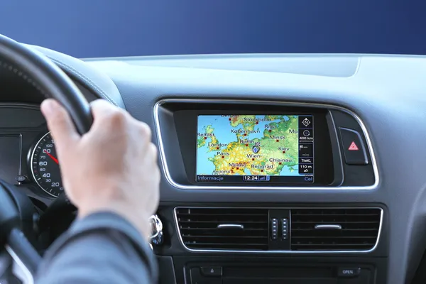 Viagem noturna de carro com sistema de GPS — Fotografia de Stock