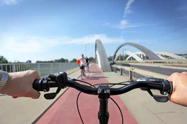 Rød sykkelvei og syklist – stockfoto