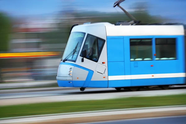 Modern, kék villamossal lovas gyors sínek, wroclaw, Lengyelország — Stock Fotó