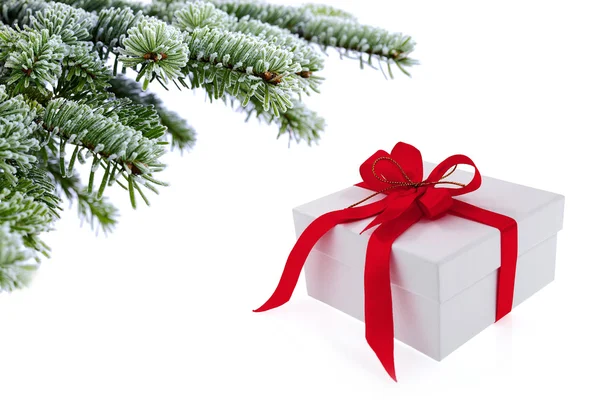 Noel ağacı üzerinde kırmızı kurdele ile hediye — Stok fotoğraf