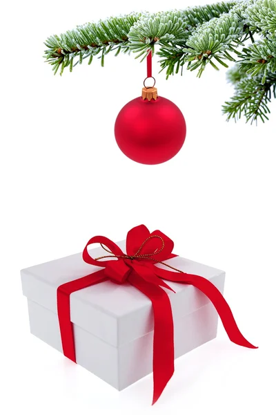 Новорічна ялинка над подарунком з червоною стрічкою — стокове фото